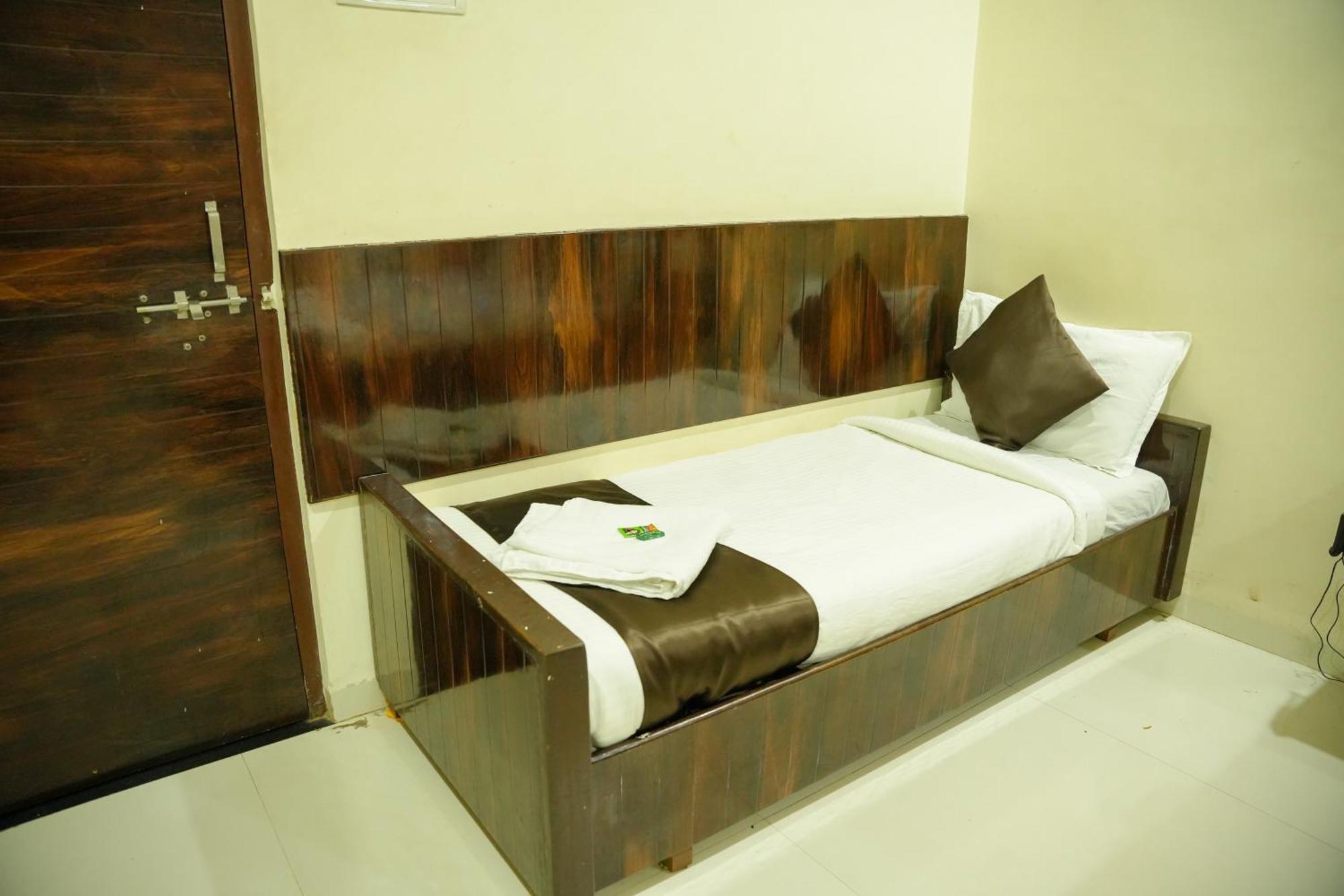 Hotel Sachidanand Shirdi Exteriör bild