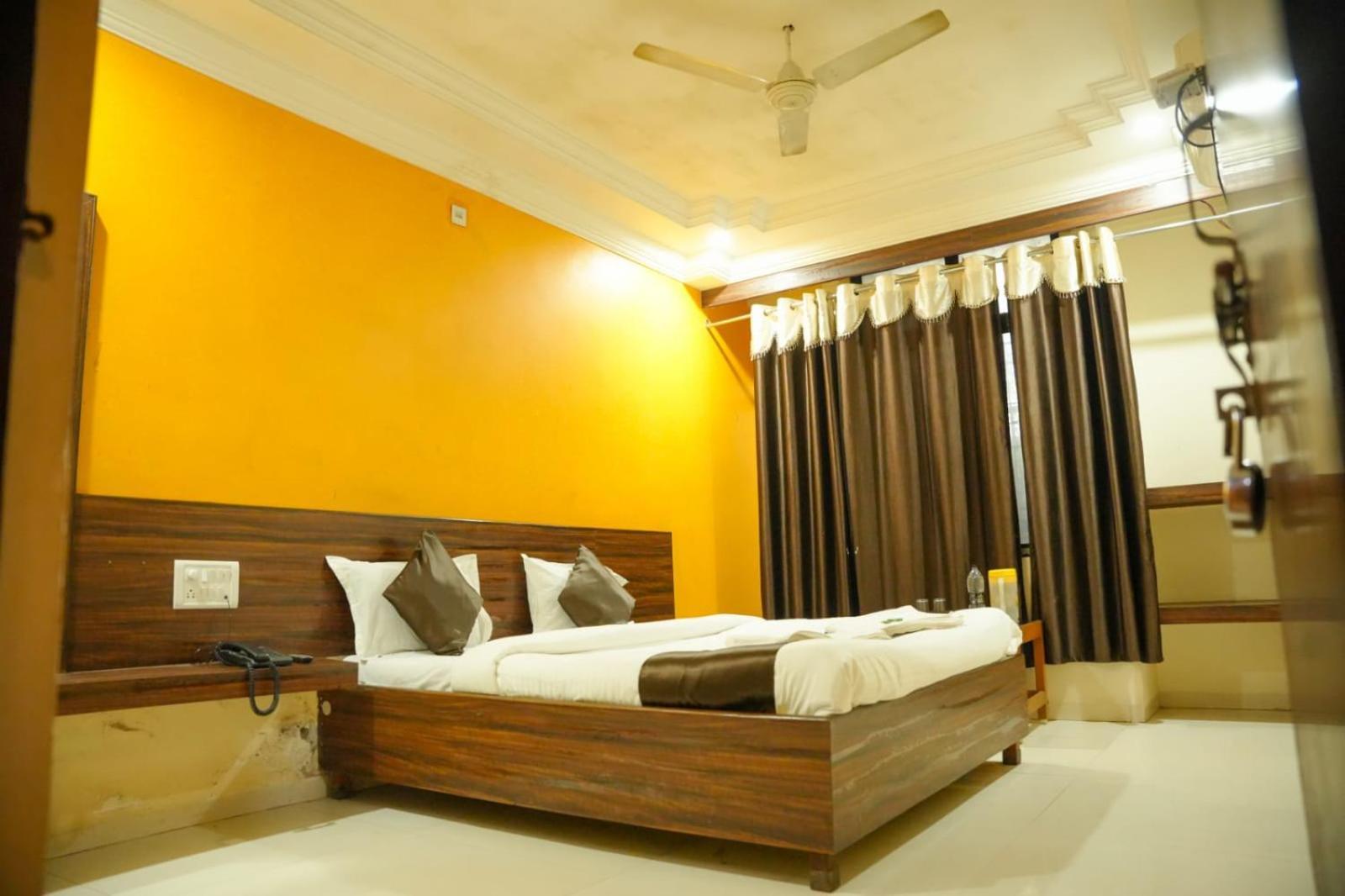 Hotel Sachidanand Shirdi Exteriör bild