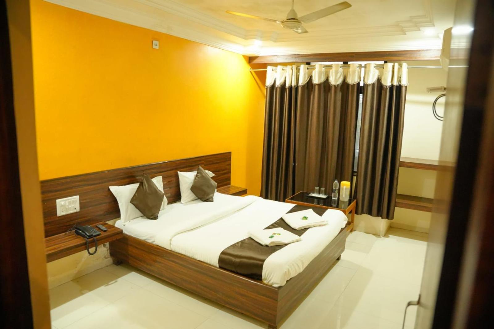 Hotel Sachidanand Shirdi Exteriör bild
