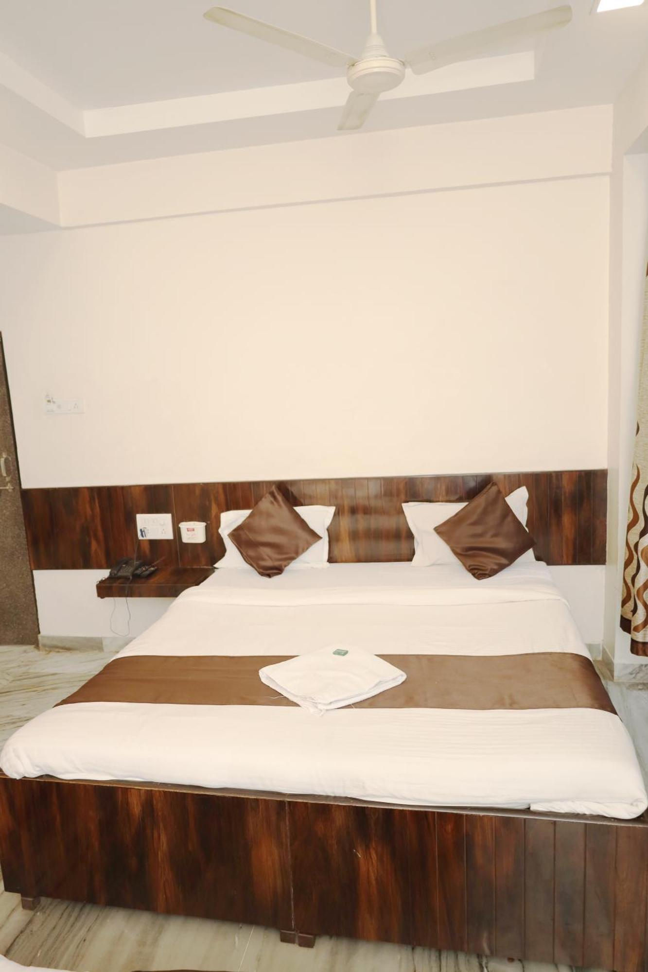 Hotel Sachidanand Shirdi Exteriör bild