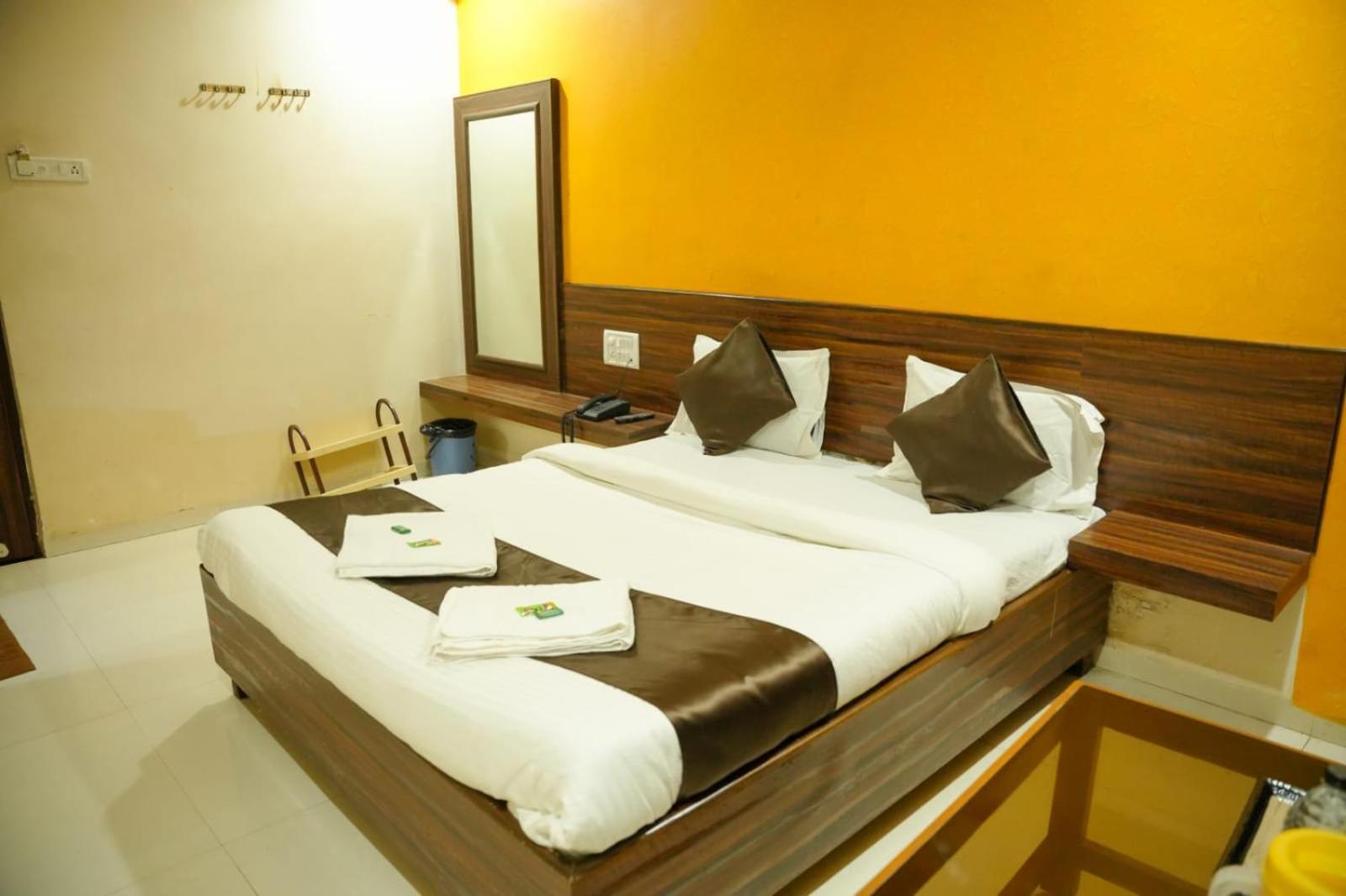 Hotel Sachidanand Shirdi Exteriör bild