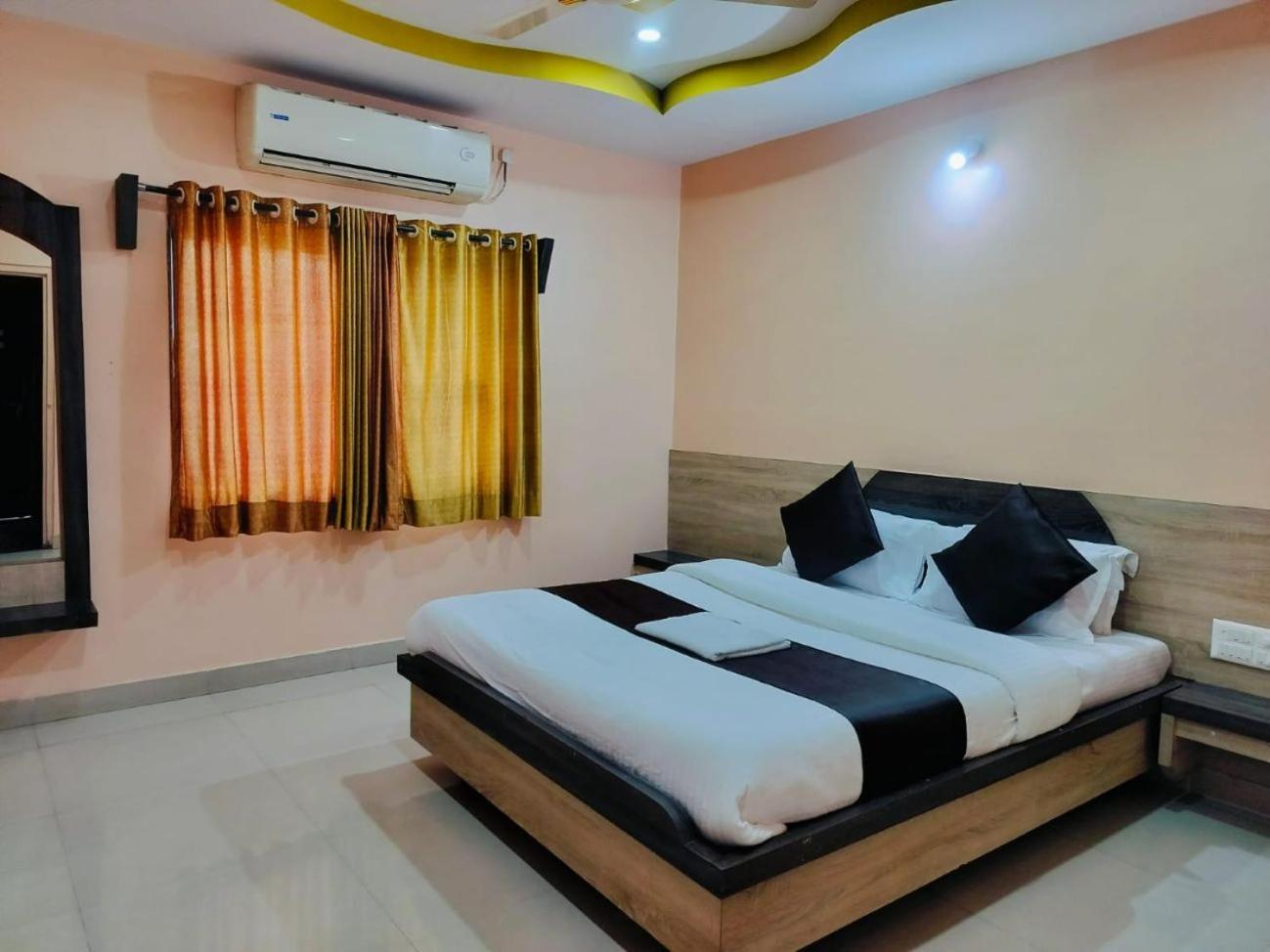 Hotel Sachidanand Shirdi Exteriör bild