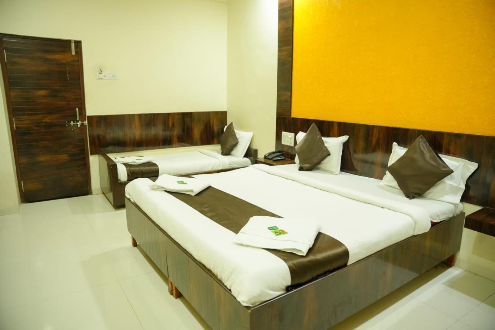 Hotel Sachidanand Shirdi Exteriör bild